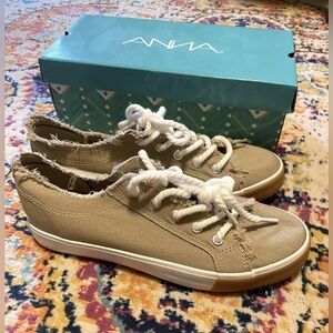 Nwot 7.5 “Anna” Women’s Boutique Canvas Sneakers in Tan